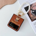 Detalle de funda de cuero marrón Z Flip con oso de diamantes y cadena de perlas de lujo - Estilo Oso Negro / Samsung ZFlip5