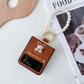 Funda de cuero marrón para Z Flip con dije de oso dorado, anillo de cristal y correa de perlas - Estilo Oso Iridiscente / Samsung ZFlip5