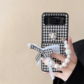 Detalle de funda Galaxy Z Flip con diseño pata de gallo, camelia blanca y asa de perlas - Blanco Pata de Gallo Camelia Cadena de Perlas / Samsung ZFlip3