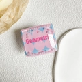 Detail einer geometrischen Haarspange mit rosa und blauen Punkten und Perlen - Rosa-Blau Punktiert (Geometric)