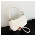 Dettaglio della borsa a mezzaluna bianca con manico annodato e logo Fashion & Bags - Bianco Sporco