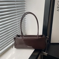 Borsa baguette minimalista in pelle marrone con manici e scritta alla moda chic - Marrone