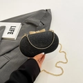 Funkelnde schwarze Abendtasche mit goldenem Schleifenverschluss und feiner Kette - Schwarz