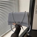 Sac à bandoulière chaîne bleu-gris avec boucle B métallique et finition texturée fine - Bleu