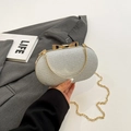 Silberne glänzende Abendtasche mit goldenem Schleifenverschluss und dünner Metallkette - Silber