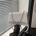 Sac à bandoulière blanc texturé avec chaîne argentée et détail logo B en métal - Blanc