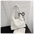Detailopname van witte pluche draagtas met zacht imitatiebont en slanke schouderriem - Wit