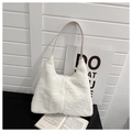 Detalle del bolso de hombro blanco de pelo sintético con correa de cuero elegante - Blanco
