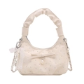 Schicke beige Handtasche mit Raffung, Nieten, Schleife und Perlenanhänger mit Kette - Champagner
