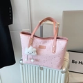 Grote roze shopper met sterpatroon en wolkenhanger op een witte reiskoffer - Met Ornament / Roze