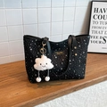 Grote zwarte draagtas met witte sterpatronen en een zachte pluche wolkenhanger - Met Ornament / Zwart
