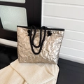 Grote champagne goud gewatteerde tote bag met stermotieven en zwarte geweven handvatten - Goud
