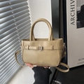 Borsa a mano minimalista beige in pelle PU con fibbia argento e tracolla regolabile - Cachi