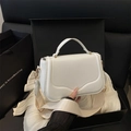 Borsa a tracolla bianca minimalista con cuciture ondulate e tracolla in confezione regalo - Bianco