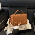 Borsa a mano in pelle marrone con ampia tracolla in tessuto e dettagli dorati - Marrone