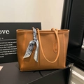 Borsa tote in pelle marrone con foulard in seta decorativo su supporto elegante - Marrone