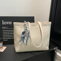 Grande borsa tote color crema in pelle martellata con foulard di seta decorativo - Bianco