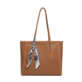 Braune Shopper-Tasche aus Kunstleder mit bedrucktem Seidentuch und feiner Narbung - Braun