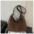 Detail der Hobo-Tasche mit Leopardenmuster, Wildlederstruktur und breitem Schultergurt - Ohne Anhänger (7624-Xiaoxiao) / Kaffee Ohne Anhänger