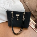 Schwarze Shopper-Tasche aus Mattleder mit Hirsch-Anhänger und goldener Kette-Gurt - Schwarz