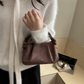 Sac à main froncé en daim marron avec poignée et boucles métalliques au style rétro - Style de base / Marron