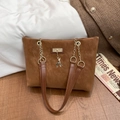 Braune Vintage-Tasche aus Mattleder mit Hirsch-Anhänger und goldenem Kettenriemen - Braun