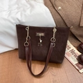 Dunkelbraune matte Tragetasche mit Hirsch-Anhänger und goldenen Kettendetails im schicken Look - Braun