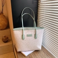 Borsa tote grande in bianco e verde menta con motivi a rilievo e doppi manici superiori - Verde
