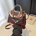 Braune Umhängetasche mit Krokodilprägung, Glanzeffekt und dekorativem Seidengriffband - Mit Anhänger-Schal / Braun / [produktmerkmale] Es Handelt Sich Anscheinend Um Eine Braune Handtasche Aus Glänzendem Leder Mit Krokodilprägung Und Edlem Lackleder-glanz. Sie Verfügt Über Einen Goldfarbenen Verschluss Und Einen Henkel Der Mit Einem Braun-weißen Seidenschal Mit Dem Aufdruck „fashion“ Verziert Ist. Am Boden Befindet Sich Ein Abnehmbarer Schmaler Schulterriemen Aus Demselben Material. Die Tasche Wird Mit Einem Überschlag Verschlossen. [visuelle Präsentation] Das Bild Ist Eine Handaufnahme Die Die Proportionen Des Produkts Deutlich Zeigt. Der Minimalistische Hintergrund Mit Büchern Als Requisiten Erzeugt Ein Warmes Farbschema Und Lenkt Den Blick Auf Das Produkt. Die Bildqualität Ist Hoch Mit Klaren Und Scharfen Details Was Zu Einer Hohen Ästhetischen Wirkung Führt; Bewertung: 82. [textinhalt] Der Text Auf Dem Seidenschal Ist Teil Des Produktdesigns (product_text) Und Der Text Auf Den Büchern Gehört Zu Den Requisiten (prop_text). Beide Texte Erfordern Keine Weitere Bearbeitung. [logistik-labels] Keine. [verletzungsrisiko] Dieses Modell Ist Ein Klassisches Modetaschen-design. Es Wurde Kein Spezifisches Markenlogo Oder Eine Signifikante Markenrechtsverletzung Gefunden Mit Einer Risikowahrscheinlichkeit Von 02. [produktparameter] Krokodilmuster Griff-/schulterstil Goldfarbene Beschläge.