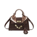Braune Trapez-Handtasche mit Krokostruktur, Goldbeschlägen und Seidenschal-Griff - Braun