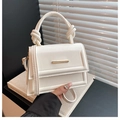 Minimalistische weiße PU-Leder Umhängetasche mit Knotengriff und goldenem Verschluss - Weiß