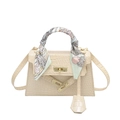 Beige Handtasche mit Krokodilprägung, Metall-Drehverschluss und dekorativem Seidenschal - Gebrochenes Weiß