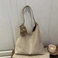 Borsa tote minimalista in pelle scamosciata beige con ciondolo a orsetto marrone - Con Ciondolo Cucciolo di Peluche / Cachi