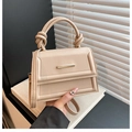 Minimalistische beige Umhängetasche mit Knotengriff und eleganter goldener Metallschiene - Khaki