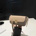 Bolso bandolera rectangular de cuero beige con hebilla dorada y correa fina sujeto a mano - Caqui