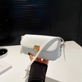 Bolso bandolera rectangular blanco minimalista con cierre metálico dorado y correa - Blanco