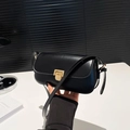 Bolso bandolera minimalista de cuero negro con hebilla dorada y diseño vintage curvo - Negro