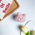 Detalle del soporte para móvil de osito de peluche rosa con piel sintética suave y bordado - Oso de Mejillas Rosadas / Rosa