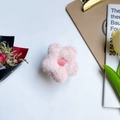 Dettaglio macro del supporto per telefono a forma di fiore in peluche rosa con soffice trama - Fiore in Peluche Rosa