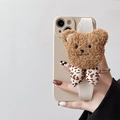 Cremefarbene iPhone-Hülle mit Handschlaufe, Plüschbär und Leoparden-Schleife - Khaki / iPhone 15 Pro Max