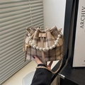 Bolso saco de tweed a cuadros con asa de perlas y correa de cadena con esfera - Caqui