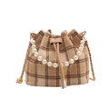 Karo-Beuteltasche in Apricot und Braun mit Perlengriff und Metallkettenriemen - Khaki