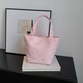 Sac fourre-tout rose à motifs étoiles argentées posé sur un livre blanc épuré - Sans Nœud / Rose