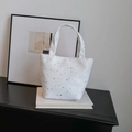 Sac fourre-tout blanc à motif d'étoiles argentées sur une table décorée avec style - Sans Nœud / Blanc