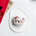 Dettaglio dell'anello per telefono a forma di orsetto di peluche con fragola - Orso Fragola Bianco