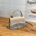 Borsa a tracolla beige strutturata con manico a nodo e chiusura dorata su legno - Cachi