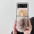 Funda de oso de peluche para Samsung Z Flip con gran bola de pelo morada y cadena de mano - Oso bordado + Pulsera de felpa / Oro Champaña / Samsung ZFlip5