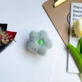 Impugnatura per telefono a fiore di peluche grigio-verde con centro verde e morbida texture - Fiore in Peluche Verde