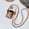 Vue détaillée de la coque iPhone en cuir marron avec ours, porte-carte et bandoulière - Abricot / iPhone 7/8/SE 2020