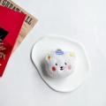 Supporto per telefono a forma di orsetto di peluche bianco con ricami su piatto - Orso con Cappello Bianco
